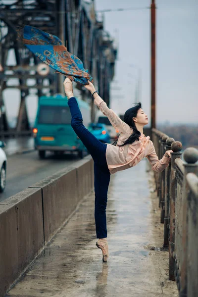 Bailarina Japonesa Realiza Ballet Arabesco Pose Puente Sobre Fondo Carretera —  Fotos de Stock