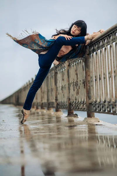 Japanese Ballerina Dances Bridge Background Sidewalk Railings Rain — Stock Photo, Image