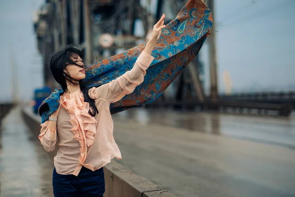 Joven Mujer Japonesa Pie Puente Sobre Fondo Acera Carretera —  Fotos de Stock