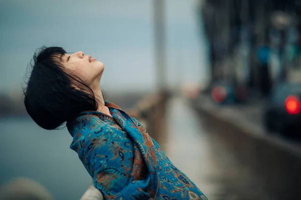 Retrato Una Joven Japonesa Relajada Envuelta Una Bufanda Puente Sobre —  Fotos de Stock