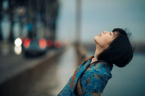 Portret Van Jonge Japanse Ontspannen Vrouw Verpakt Sjaal Brug Tegen — Stockfoto