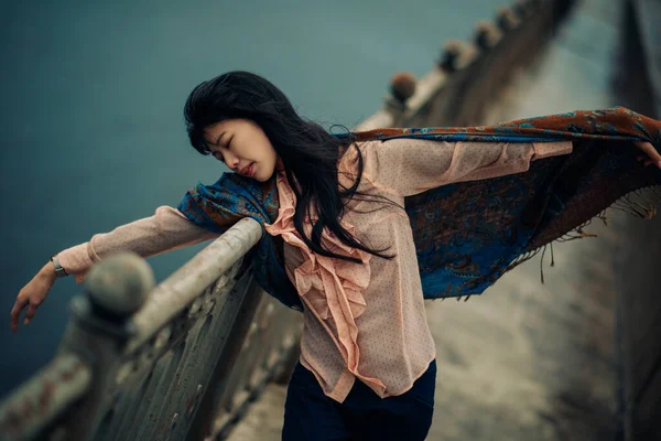 Jovem Mulher Japonesa Relaxa Envolto Lenço Ponte Contra Fundo Rio — Fotografia de Stock