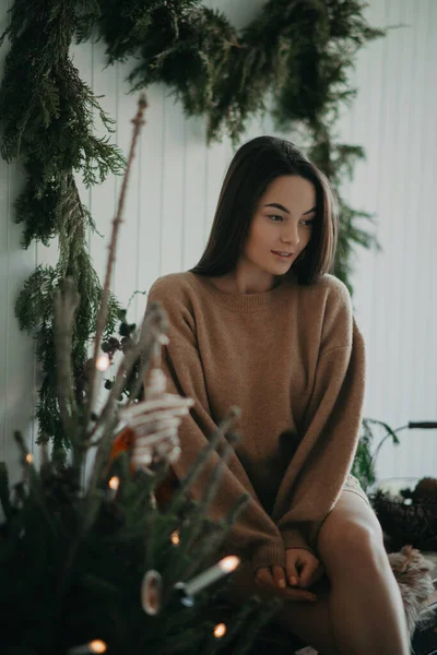 Jovem Mulher Senta Sala Perto Árvore Natal Com Ornamentos Fechar — Fotografia de Stock