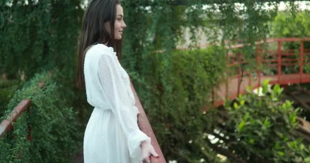 Beyaz Elbiseli Genç Mutlu Kadın Tropikal Bitkiler Arasında Turuncu Kubbenin — Stok video