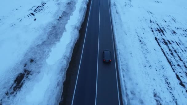 Drone Uitzicht Direct Boven Weg Bewegende Auto Winter Tijd — Stockvideo