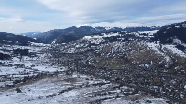 Karla Kaplı Karpatlar Köyü Ormanı Gökyüzü Olan Insansız Hava Aracından — Stok video