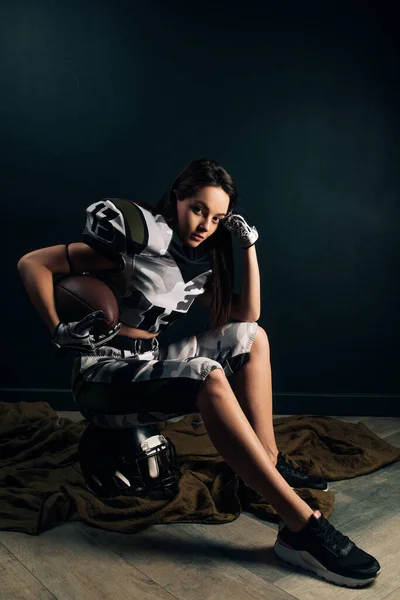 Vacker Sexig Atletisk Kvinna Sitter Hjälm Amerikansk Fotboll Uniform Och — Stockfoto