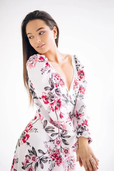 Jeune Femme Tient Habillée Robe Motif Floral Élégant Été Sur — Photo