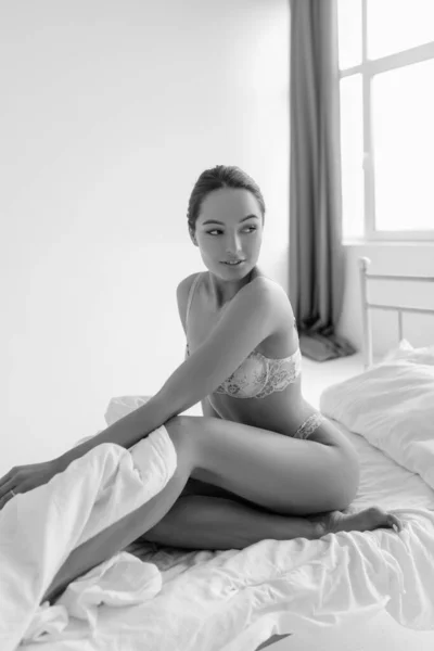 Atractiva Mujer Sexy Sienta Cama Lencería Encaje Imagen Blanco Negro — Foto de Stock