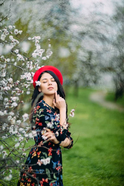 Young Brunette Woman Stands Enjoys Garden Spring Blossoming Apricot Trees — Foto Stock