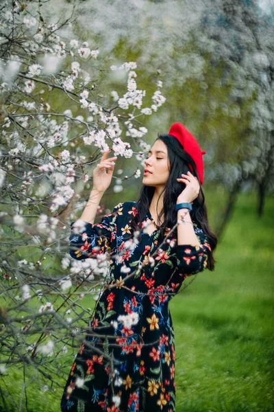 Young Brunette Woman Stands Enjoys Garden Spring Blossoming Apricot Trees — Foto Stock
