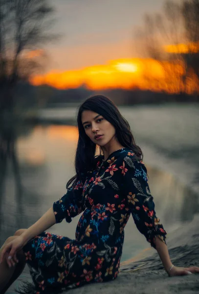 Young Brunette Woman Sits Sand Beach Rests Lake Sunset — 스톡 사진