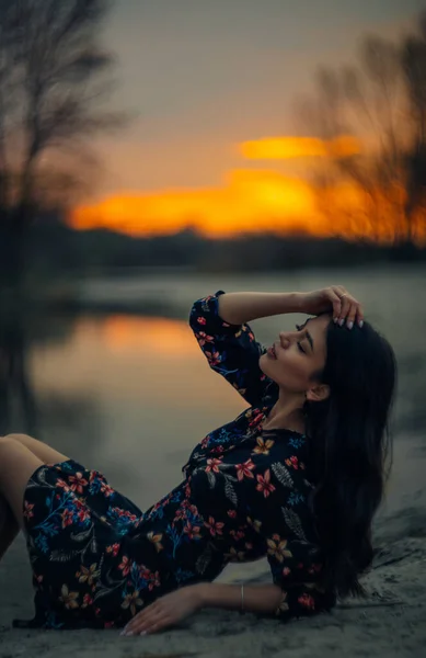 Young Brunette Woman Sits Sand Beach Rests Lake Sunset — 스톡 사진