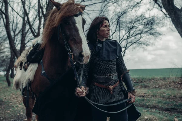 Mulher Cadeia Correio Imagem Guerreiro Medieval Fica Perto Cavalo Detém — Fotografia de Stock