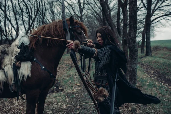 Femme Image Guerrier Médiéval Archer Tire Arc Vise Cible Près — Photo