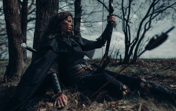 Жінка Ланцюговій Пошті Зображенні Середньовічного Воїна Сидить Відпочиває Біля Дерева — стокове фото