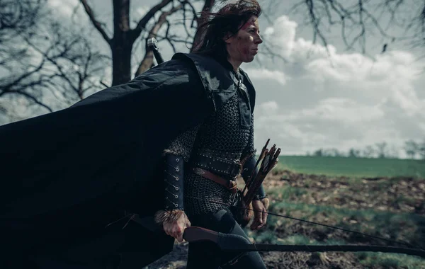 Жінка Образі Середньовічного Воїна Лучник Ходить Серед Лісу Луком Руці — стокове фото