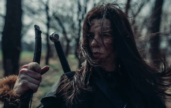 Retrato Mulher Imagem Guerreira Medieval Com Arco Mão Espada Atrás — Fotografia de Stock