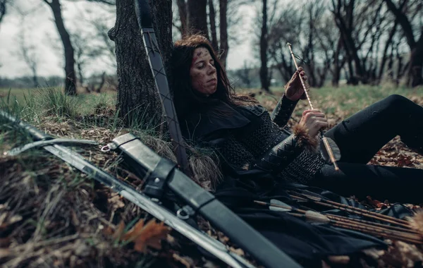 Mulher Cadeia Correio Imagem Mentiras Guerreiro Medieval Repousa Perto Árvore — Fotografia de Stock