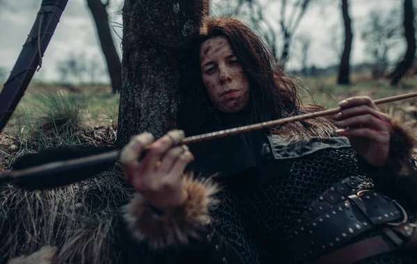 Жінка Ланцюговій Пошті Зображенні Середньовічного Воїна Лежить Відпочиває Досліджує Стрілу — стокове фото
