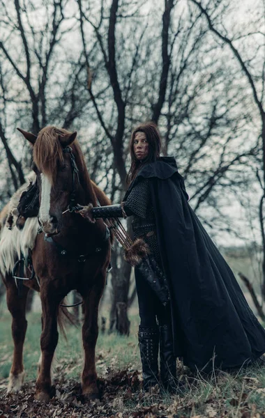 Mulher Cadeia Imagem Guerreiro Medieval Segura Seu Cavalo Pelas Rédeas — Fotografia de Stock