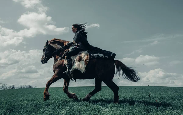 Mulher Cadeia Correio Imagem Passeios Guerreiros Medievais Galope Cavalo Campo — Fotografia de Stock