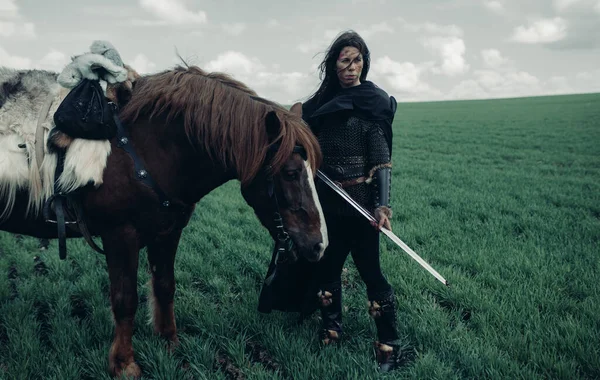 Mulher Cadeia Imagem Guerreiro Medieval Está Com Espada Mão Perto — Fotografia de Stock