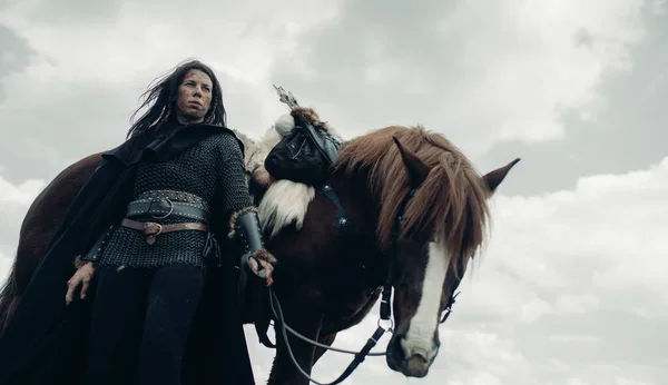 Жінка Ланцюговій Пошті Зображенні Середньовічного Воїна Стоїть Біля Коня Тлі — стокове фото