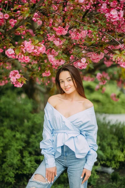 Jonge Vrouw Loopt Geniet Het Park Met Bloeiende Sakura Bomen — Stockfoto