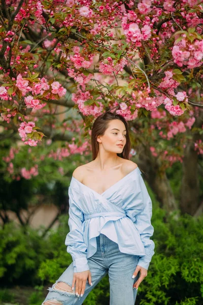 Giovane Donna Cammina Gode Nel Parco Con Alberi Sakura Fiore — Foto Stock
