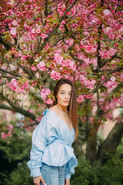 Jonge Vrouw Loopt Geniet Het Park Met Bloeiende Sakura Bomen — Stockfoto