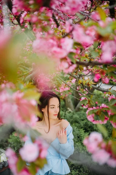 Giovane Donna Cammina Gode Nel Parco Con Alberi Sakura Fiore — Foto Stock