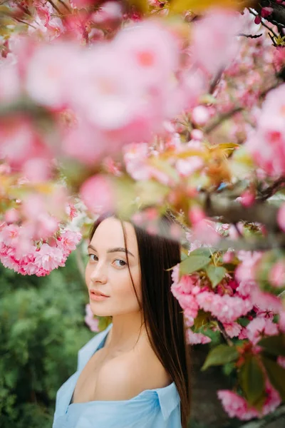Jovem Mulher Tem Desfrutar Relaxa Parque Com Árvores Sakura Florescendo — Fotografia de Stock