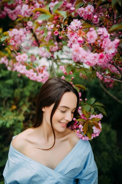 Giovane Donna Godere Rilassa Nel Parco Con Alberi Sakura Fiore — Foto Stock