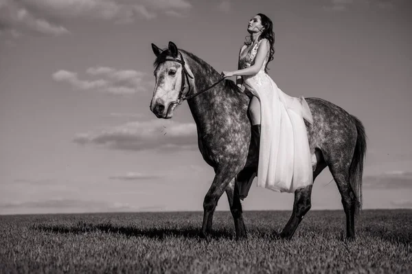 Noiva Vestido Branco Longo Monta Cavalo Cavalo Cinza Maçã Contra — Fotografia de Stock