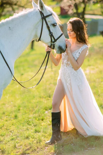 Woman Long White Dress Stands White Horse Holds Reins Meadow — Stock Photo, Image