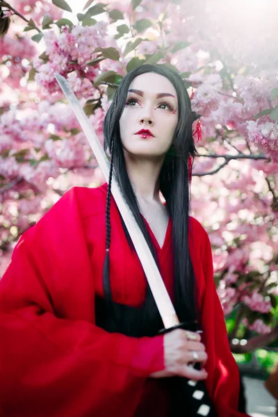 Portret Młodej Kobiety Obraz Gejszy Ubranej Tradycyjne Kimono Japońskim Mieczem — Zdjęcie stockowe