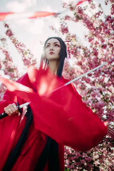 Giovane Donna Ritrae Geisha Vestita Tradizionale Kimono Con Spada Samurai — Foto Stock