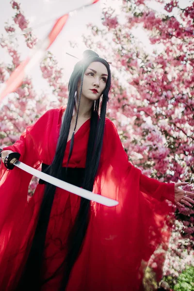 Giovane Donna Ritrae Geisha Vestita Tradizionale Kimono Con Spada Samurai — Foto Stock