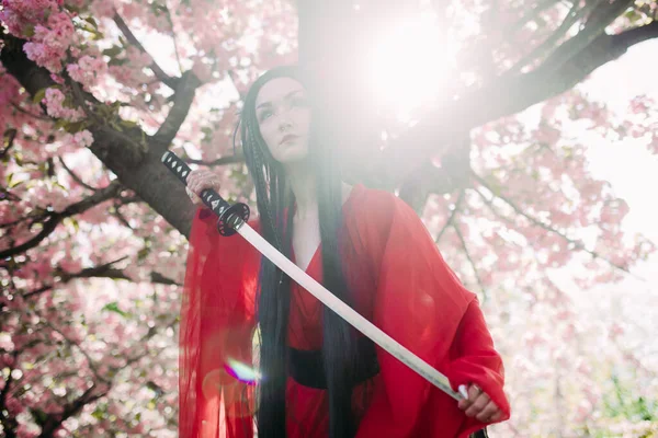 Ritratto Giovane Donna Immagine Geisha Vestita Tradizionale Kimono Con Spada — Foto Stock