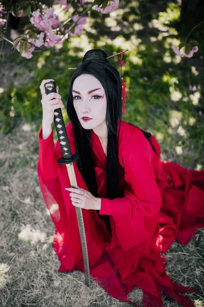 Jovem Retrata Gueixa Vestida Quimono Tradicional Com Espada Samurai Japonês — Fotografia de Stock