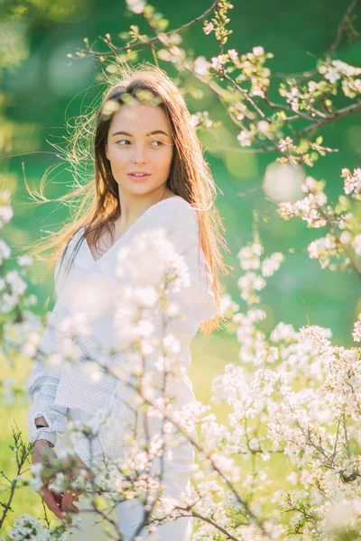 Una Giovane Donna Bruna Alza Gode Giardino Tra Ciliegi Fiore — Foto Stock