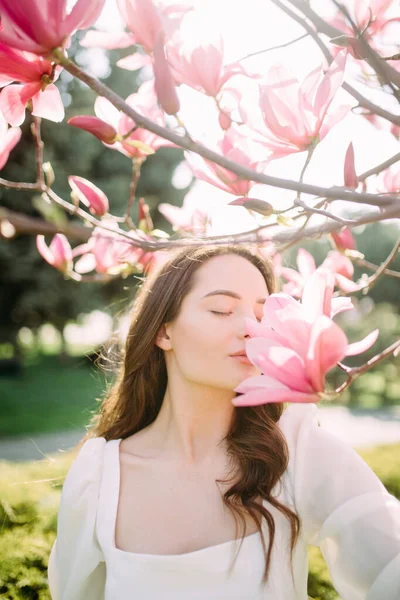 Giovane Donna Gode Albero Magnolia Fiore Annusa Fiori Con Gli — Foto Stock
