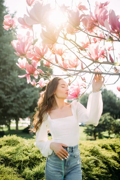 Jonge Vrouw Geniet Door Bloeiende Magnolia Boom Ruikt Het Bloemen — Stockfoto