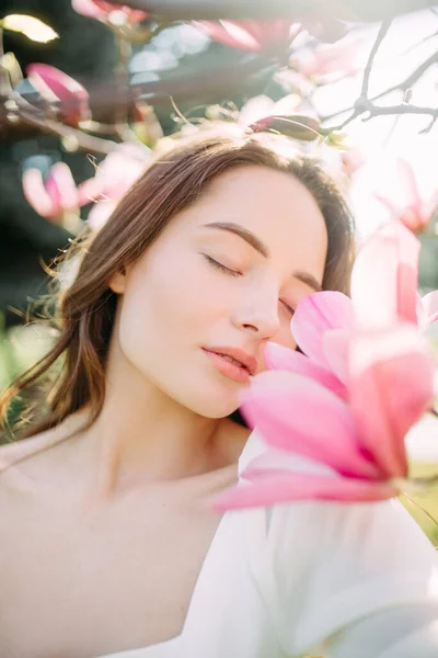 Giovane Donna Gode Albero Magnolia Fiore Annusa Fiori Con Gli — Foto Stock