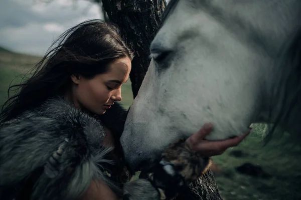 Retrato Mulher Imagem Antigo Guerreiro Amazona Com Seu Cavalo Floresta — Fotografia de Stock