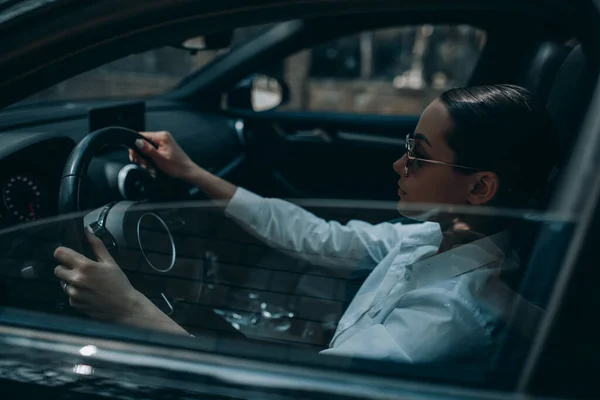 Mooie Jonge Vrouw Zit Achter Het Stuur Zwarte Moderne Auto — Stockfoto