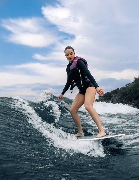 Giovane Donna Che Sveglia Sull Onda Motoscafo Contro Sottosuolo Del — Foto Stock