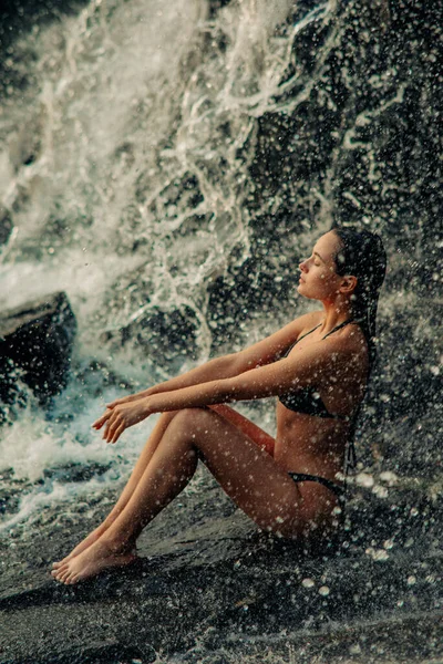 Mooie Sexy Vrouw Zit Bikini Onder Stromende Beken Van Waterval — Stockfoto