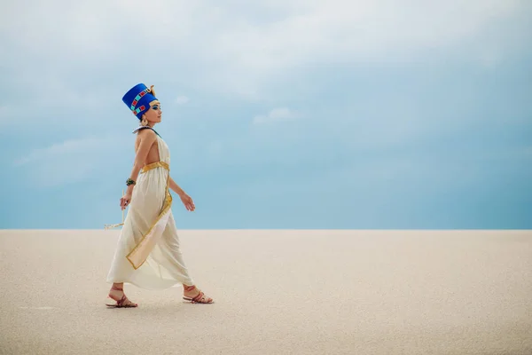 Young Woman Image Ancient Egyptian Queen Nefertiti Walks Sandy Desert — Photo
